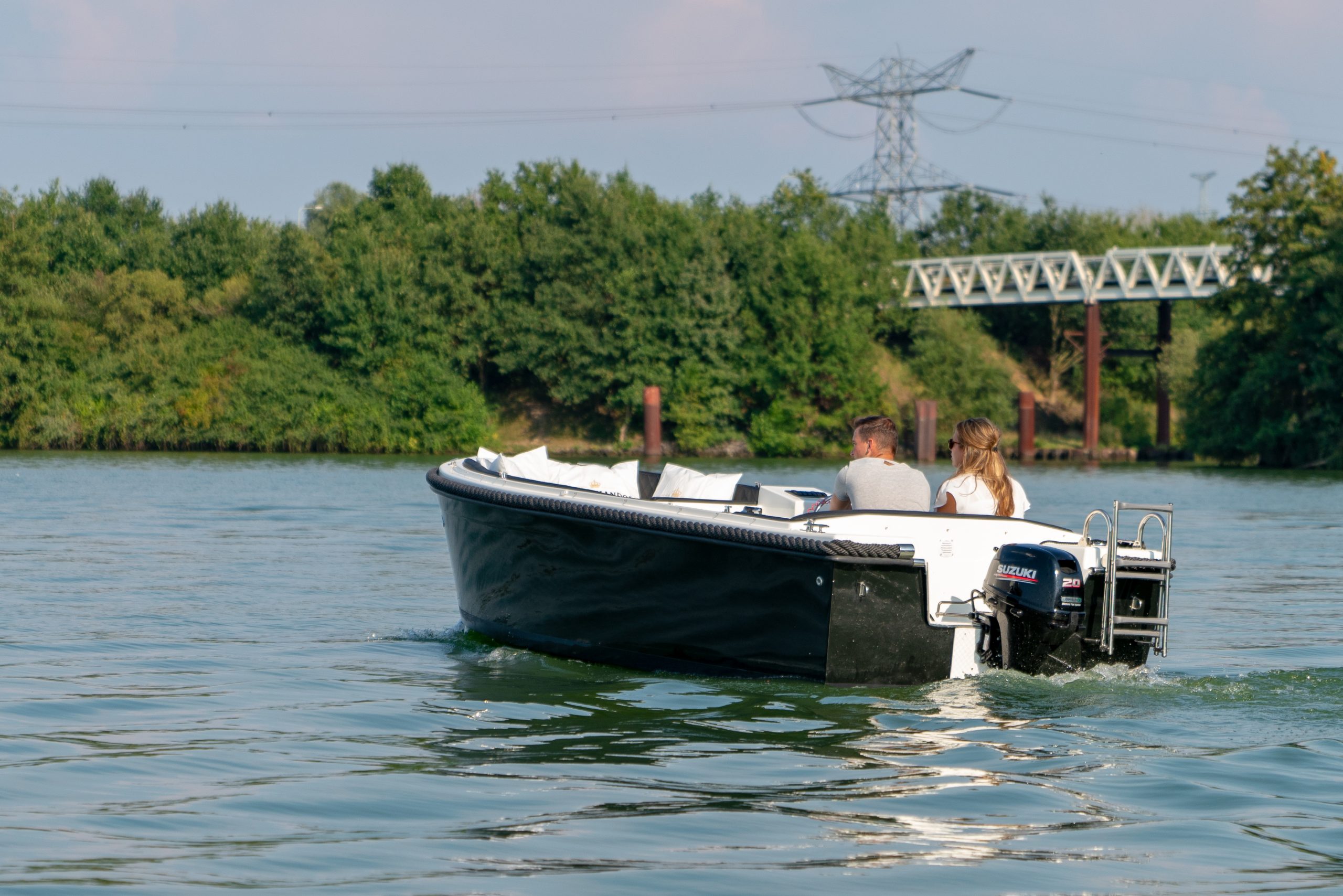 Varen met een sloep op de Maasplassen bij Wessem